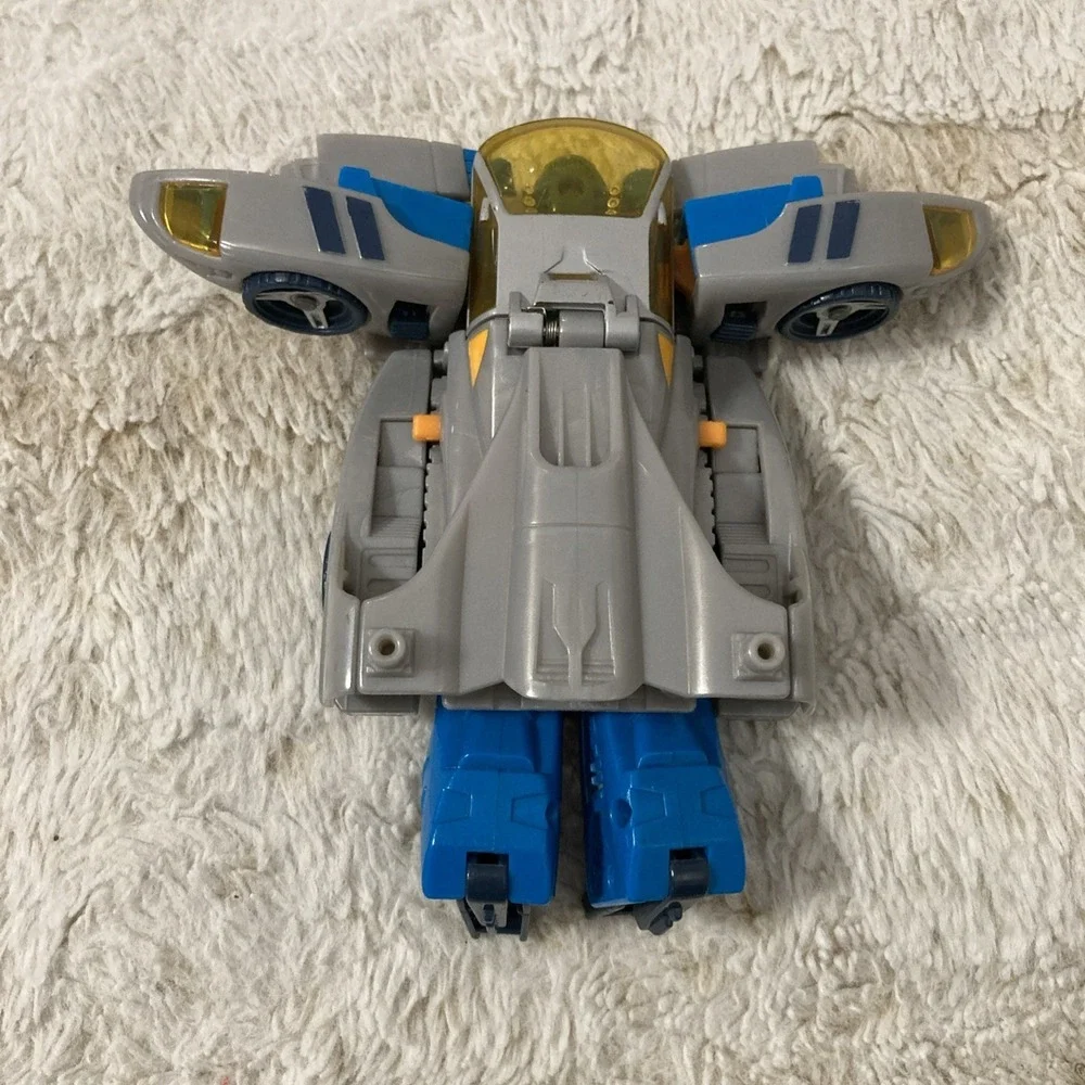 Hasbro Transformers Armada Blurr (No Accessories) &‎ a Posed Bumblebee
